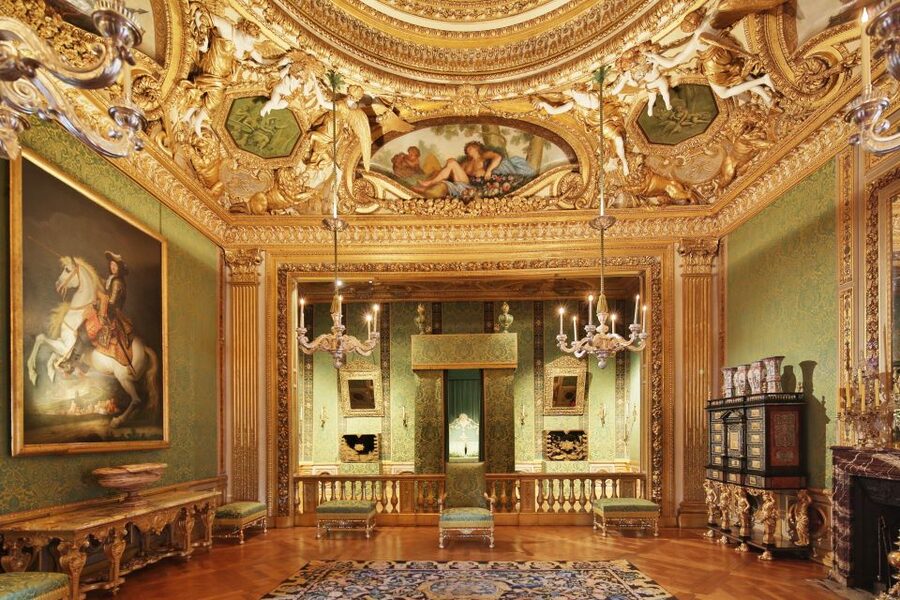 Vaux le Vicomte Chateau Entry Ticket and Chateaubus Transfer - Inside the chateau with the 3D sound guide
