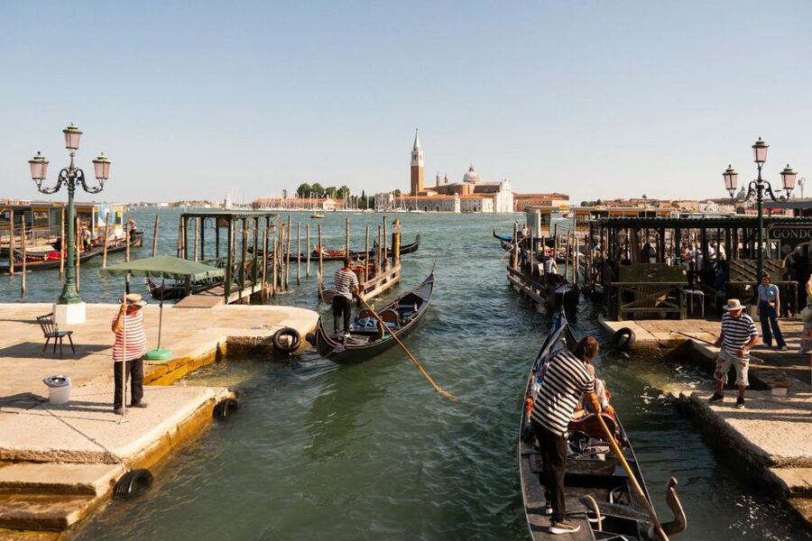 Venice: Doge's Palace and Basilica Tour with Gondola Ride - What the guide adds