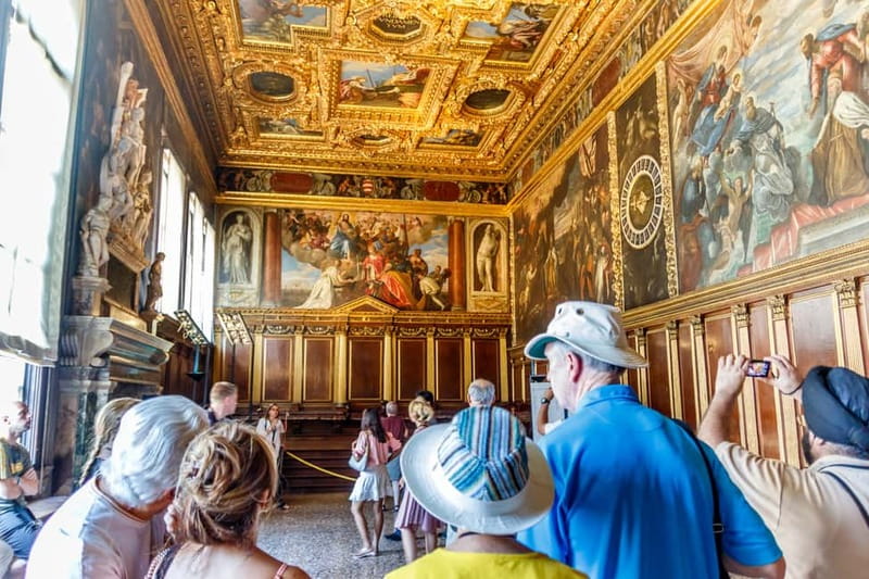 Venice: Doge's Palace and St Mark's Basilica Walking Tour - Meeting your guide in St. Mark’s Square