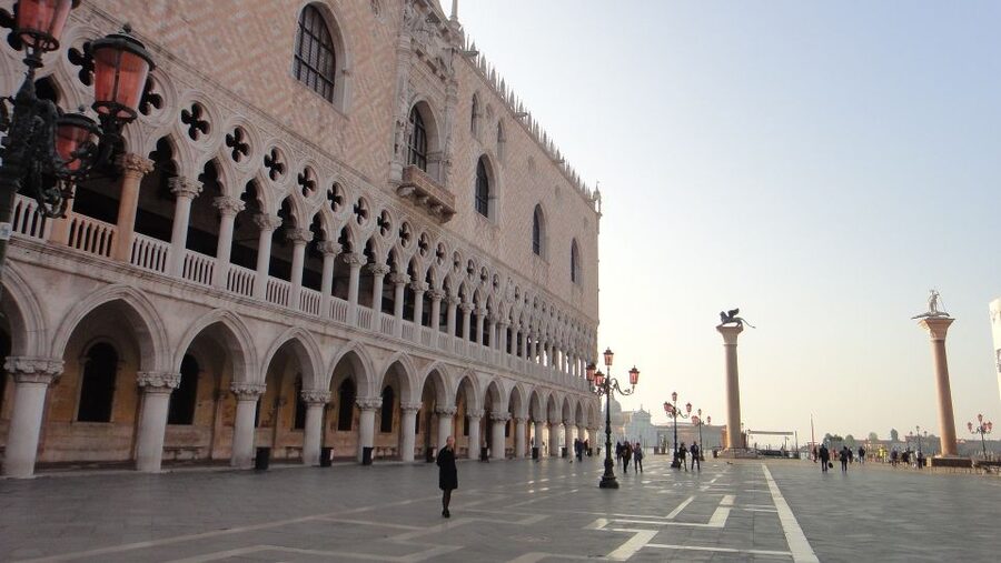 Venice: Doge's Palace, Bridge of Sighs & Prisons Guided Tour - Language, timing, and practical concerns