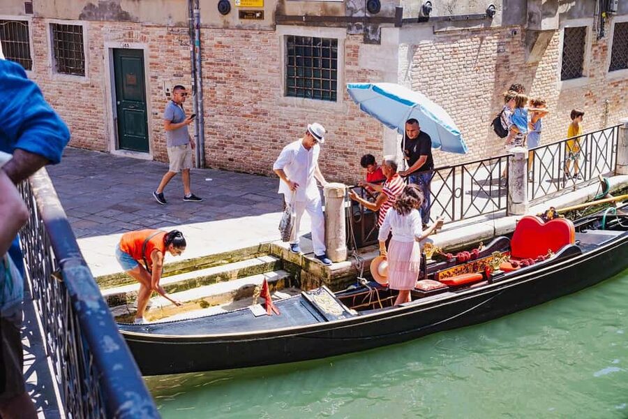 Venice: Doge's Palace Guided Tour with Optional Gondola Ride - Adding the 30-minute gondola ride