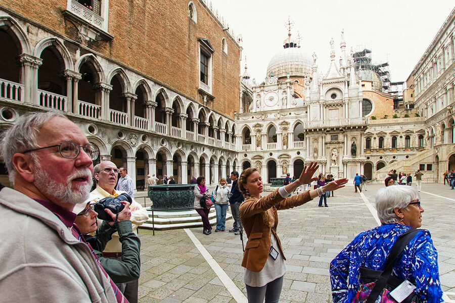 Venice: Doges Palace, Prison, and Secret Passageways Tour - Crossing the Bridge of Sighs into the New Prisons
