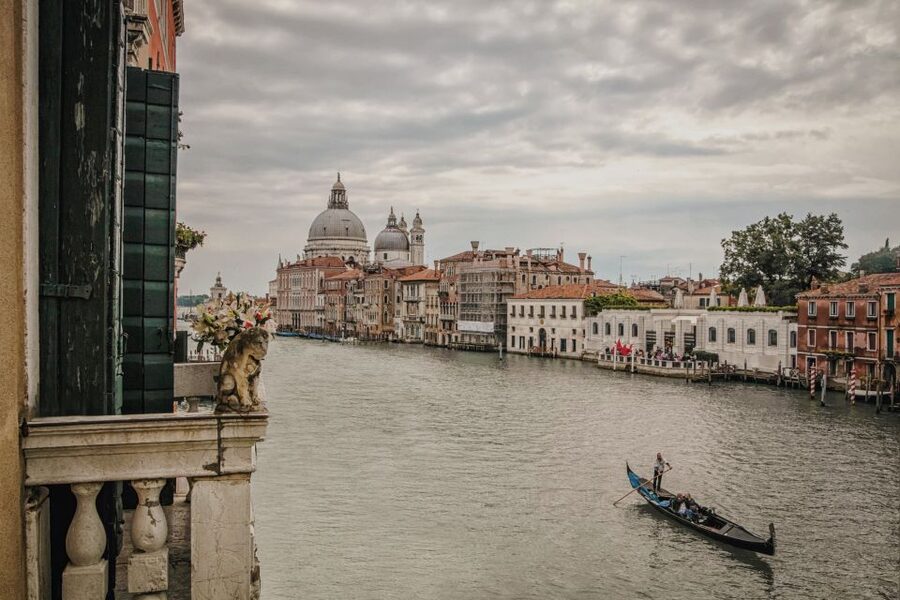 Venice: Gondola Ride and a Gala Dinner in a Venetian Palace - Seeing the Grand Canal from a gondola