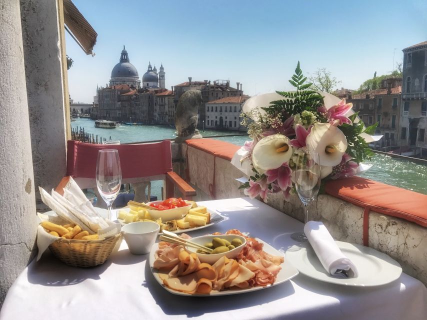 Venice: Gondola Ride and a Gala Dinner in a Venetian Palace - How much value do you get?