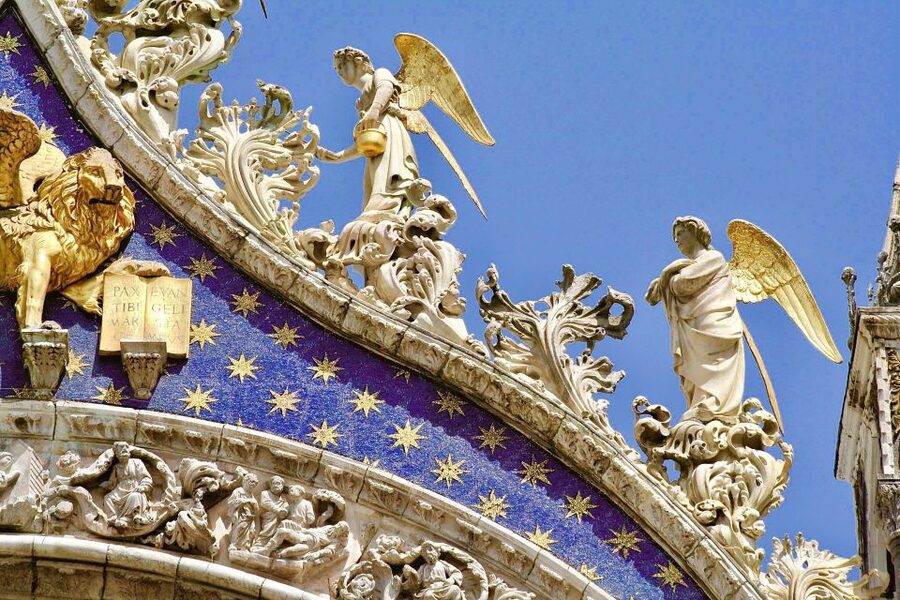 Venice: Skip-the-Line Doge’s Palace & Basilica Walking Tour - Crossing the Bridge of Sighs
