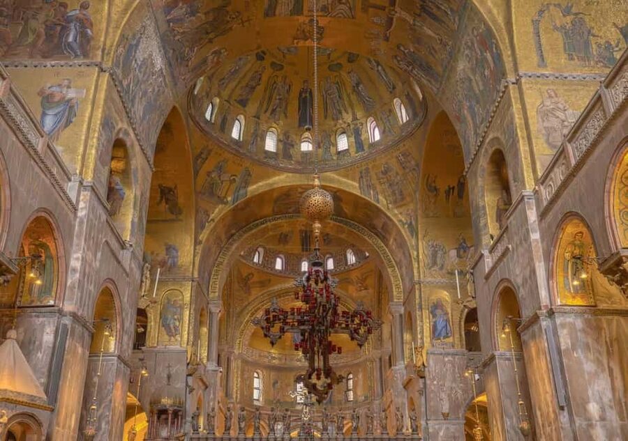 Venice: St Mark's, Doge's Palace, Murano & Burano Day Tour - The 30-minute gondola ride