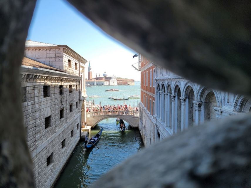 Venice: St Mark's, Doge's Palace, Murano & Burano Day Tour - Burano, painted houses, and traditional lace