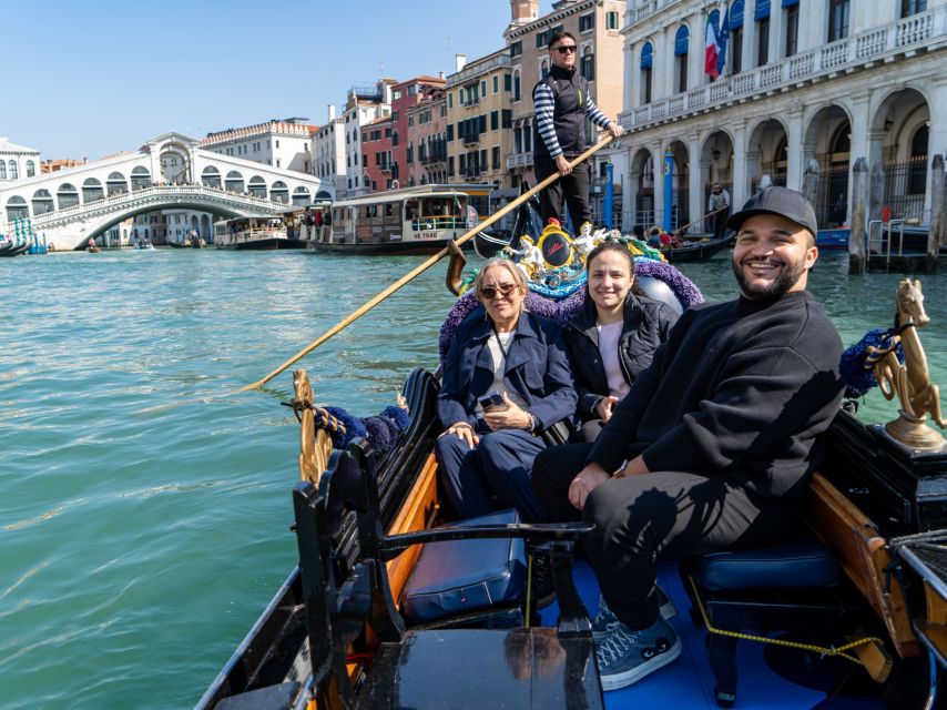 Venice: St. Mark's, Doge's Palace, Rialto, and Gondola Tour - Lunch and the break between tour sections