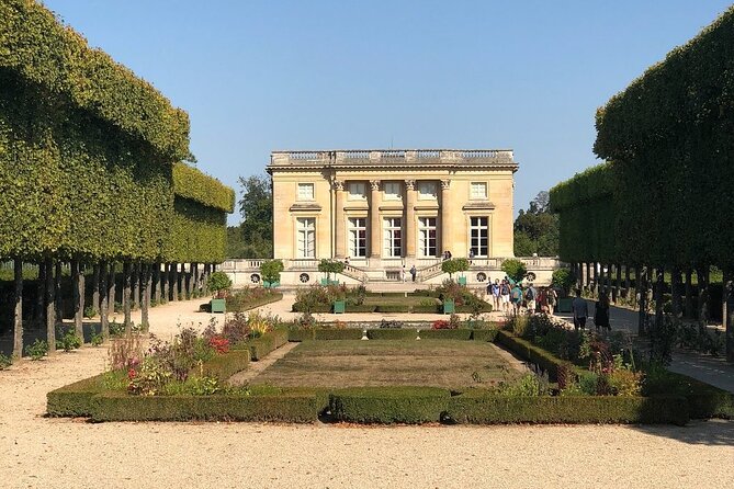 Versailles Full Tour: Palace, Gardens & Marie-Antoinette’s Estate - What guides add to the experience