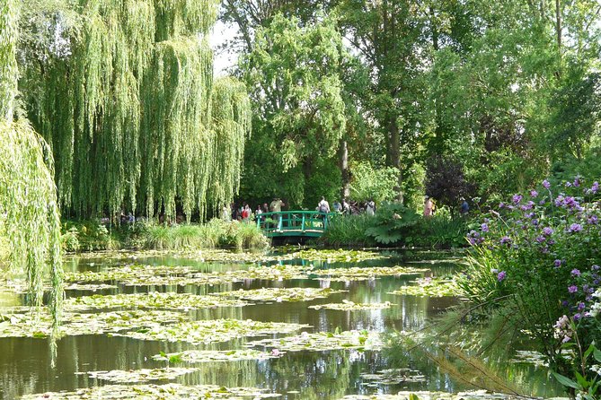Versailles Palace and Giverny Monet House Visit with Lunch - How the guide affects the day