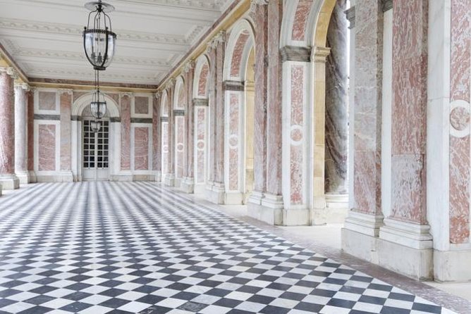 Versailles Palace & Marie-Antoinette's Estate Guided Tour - Arriving at the Palace of Versailles
