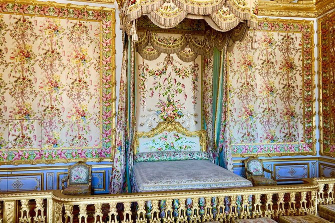Versailles Palace & Marie-Antoinette's Estate Private Guided Tour with Lunch - Leaving Paris at 8:30 a.m.