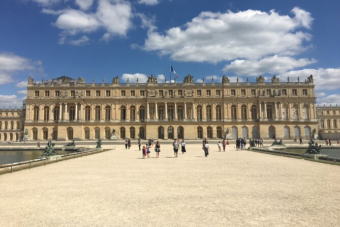 Versailles Palace Private Tailored Guided Tour With Hotel Pickup - Crossing the City of Versailles