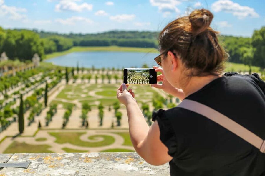 Versailles: Skip-the-Line Guided Tour of Palace with Gardens - Meeting at the Louis XIV statue
