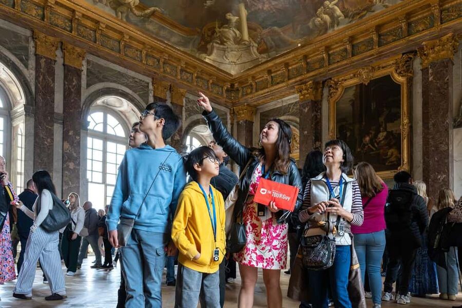 Versailles: Skip-the-Line Versailles Palace and Gardens Tour - Why a guide helps inside Versailles