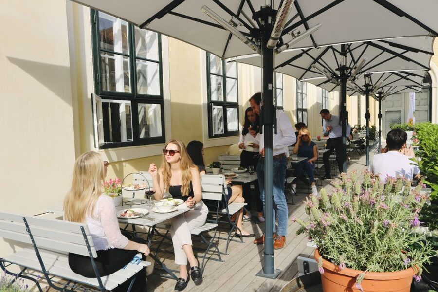 Vienna: Schönbrunn Palace Entry Ticket with Lunch - The gardens and seasonal atmosphere