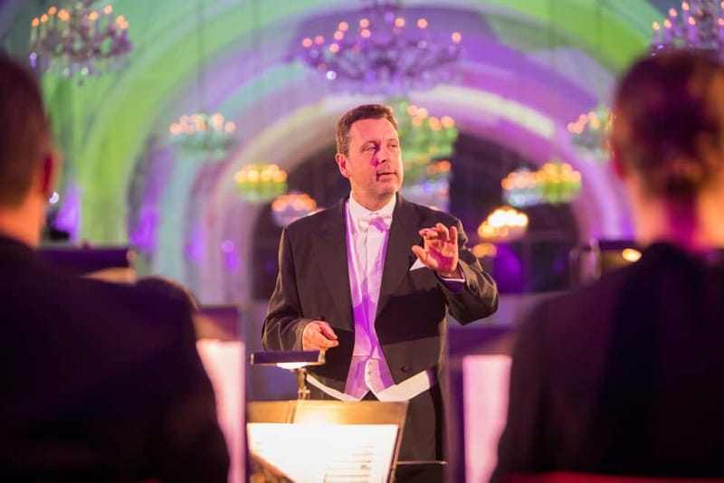 Vienna: Schönbrunn Palace Evening Tour, Dinner and Concert - Arriving at Schönbrunn and collecting your tickets