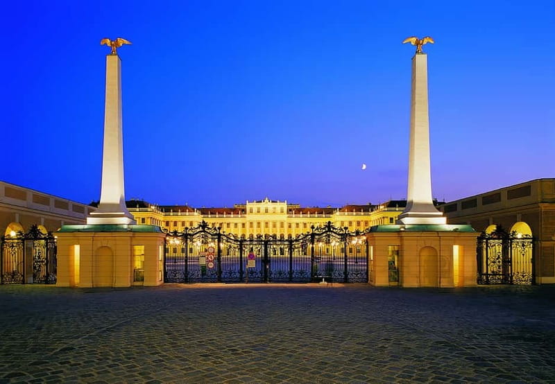 Vienna: Schönbrunn Palace Evening Tour, Dinner and Concert - Austrian dinner near the palace grounds