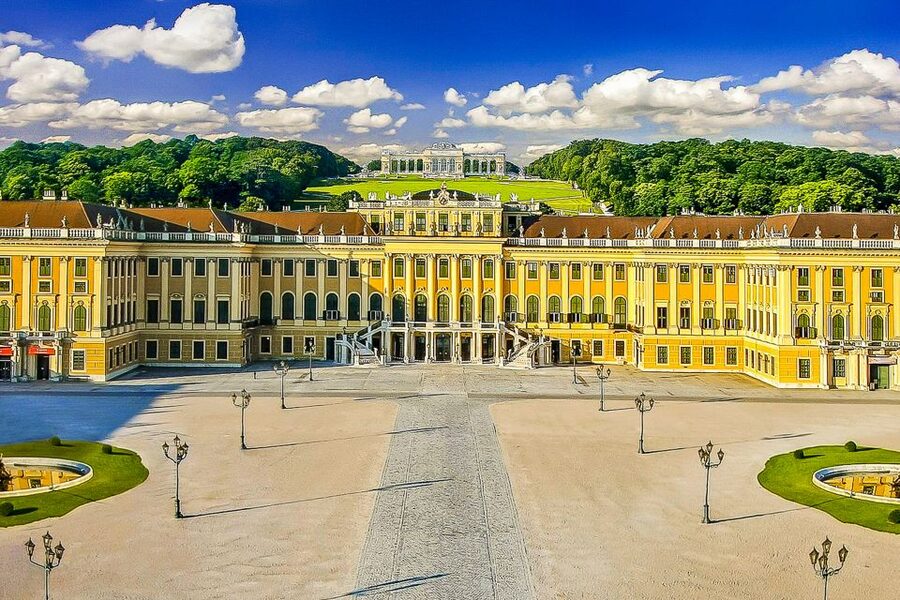 Vienna: Schönbrunn Palace & Gardens Skip-the-Line Tour - The gardens and the walk toward the Gloriette
