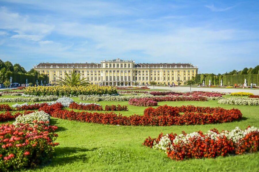 Vienna: Schönbrunn Palace & Gardens Skip-the-Line Tour - Why the live guide matters here