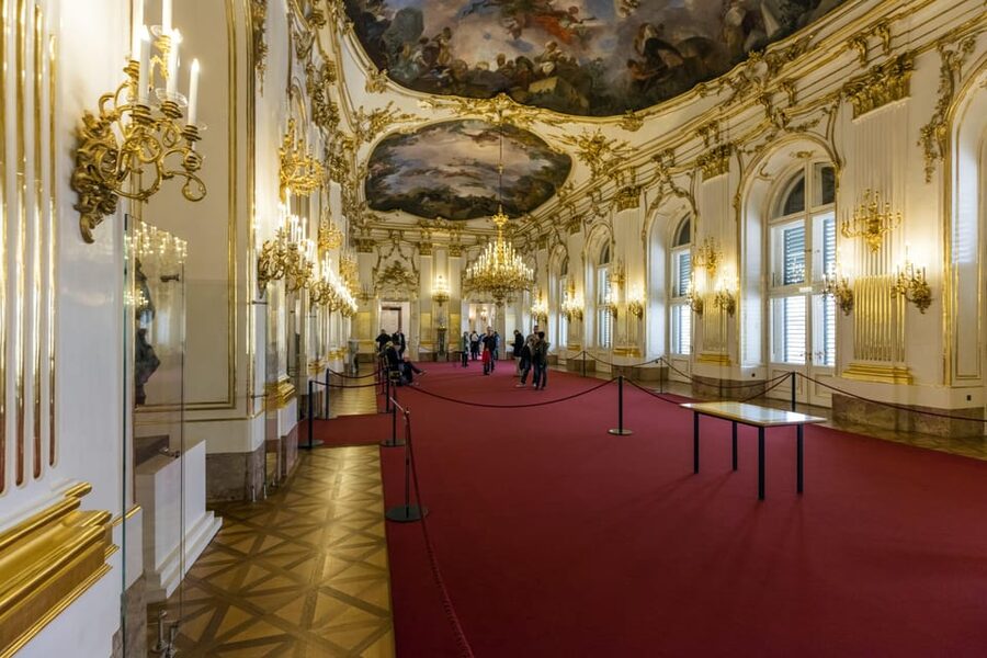 Vienna: Skip-the-Line Schönbrunn Palace and Gardens Tour - What the guides add to the experience