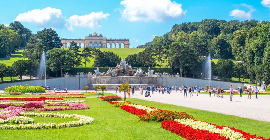 Vienna: Skip-the-Line Schönbrunn Palace & Gardens Tour - Why Schönbrunn deserves a full morning