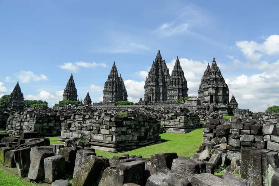 Yogyakarta: Palace, Water Castle & UNESCO Temple Guided Tour - Lunch before the temple