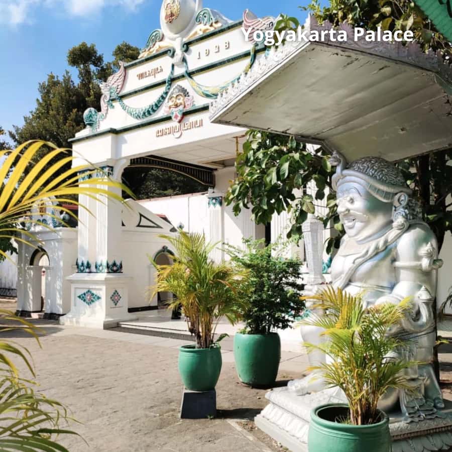 Yogyakarta: Yogyakarta Palace & Water Castle Guided Tour - Why these two royal sites work well together