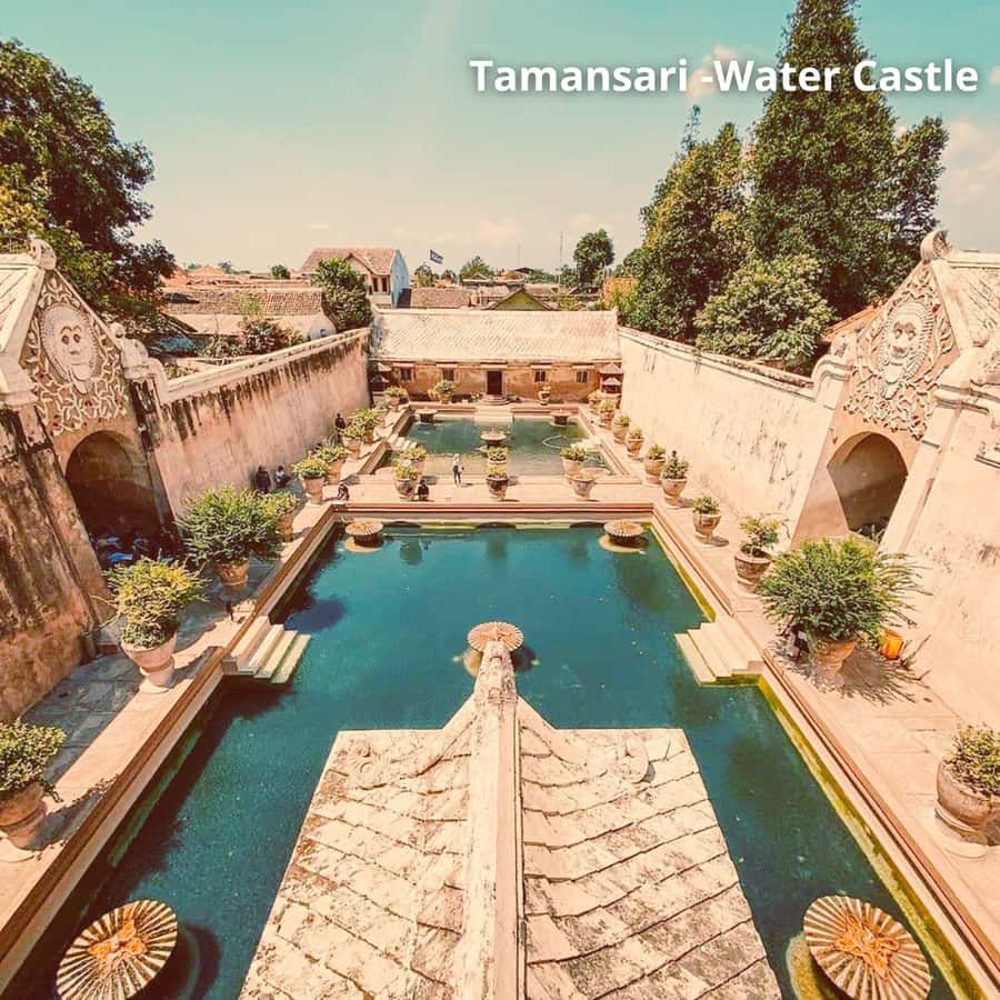 Yogyakarta: Yogyakarta Palace & Water Castle Guided Tour - Exploring Tamansari’s pools and tunnels
