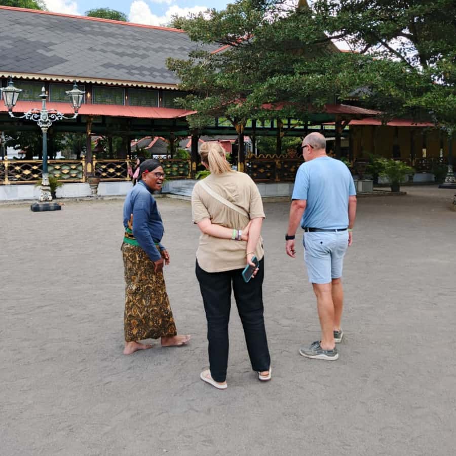 Yogyakarta: Yogyakarta Palace & Water Castle Guided Tour - The final stop and time for local crafts