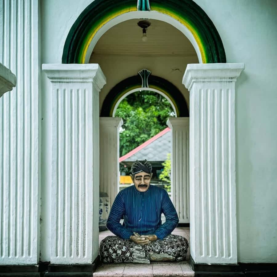 Yogyakarta: Yogyakarta Palace & Water Castle Guided Tour - Weather, clothing, and practical timing