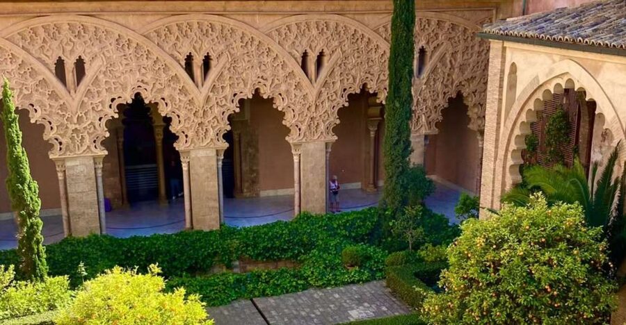 Zaragoza: Aljafería Palace guided tour in Spanish - Meeting at the castle entrance